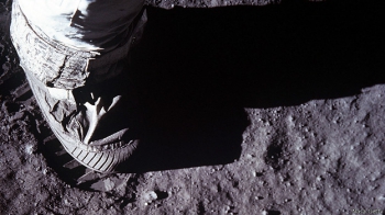 Нога американского астронавта на поверхности Луны